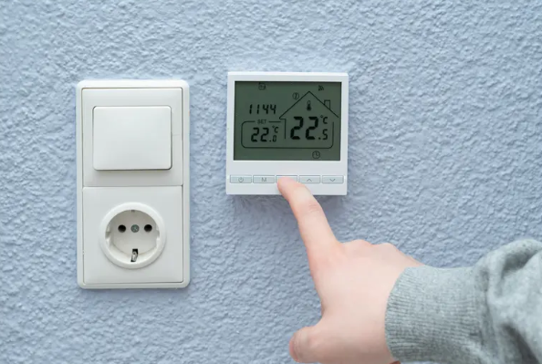 Forskelle mellem trådløse og kablede elektriske gulvvarmetermostater