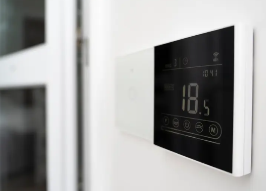 Den korrekte måde at styre temperaturen på elektrisk gulvvarme med en smart termostat: Balancering af komfort og energieffektivitet