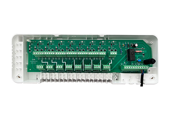 How does an 8-channel control box manage multi-zone heating?
